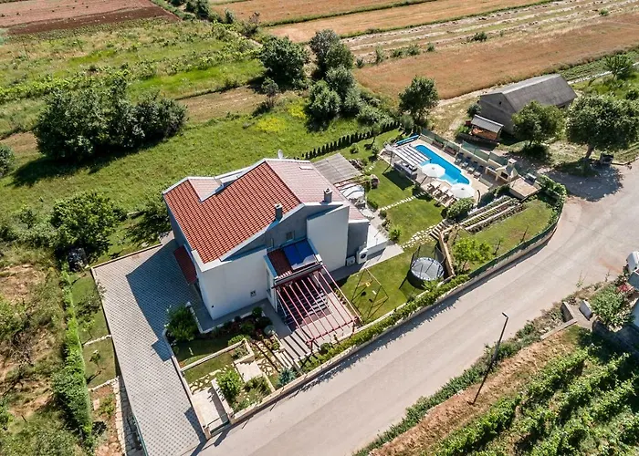 Вилла Luxury Nadalina-dicmo Дугополье