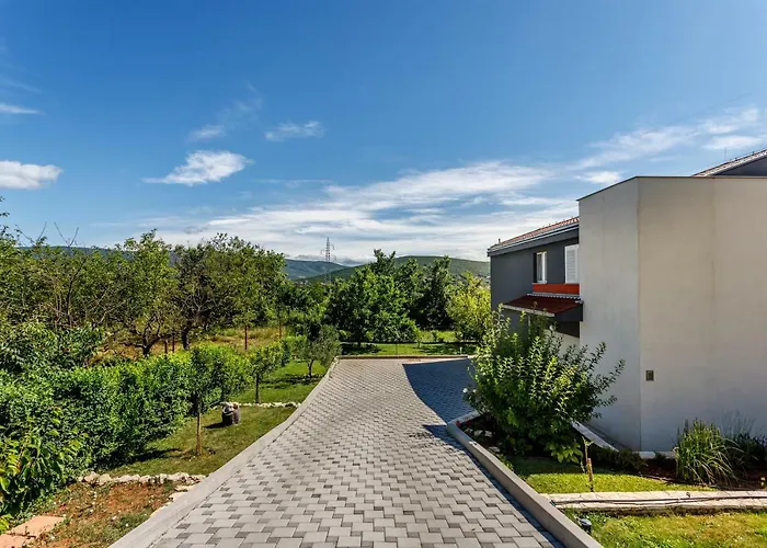 Luxury Nadalina-dicmo *